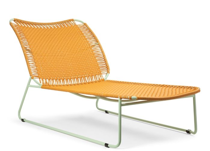 Cielo Daybed Liege von ames: Outdoor-Möbel mit gelbem Geflecht und mintfarbenem Gestell.